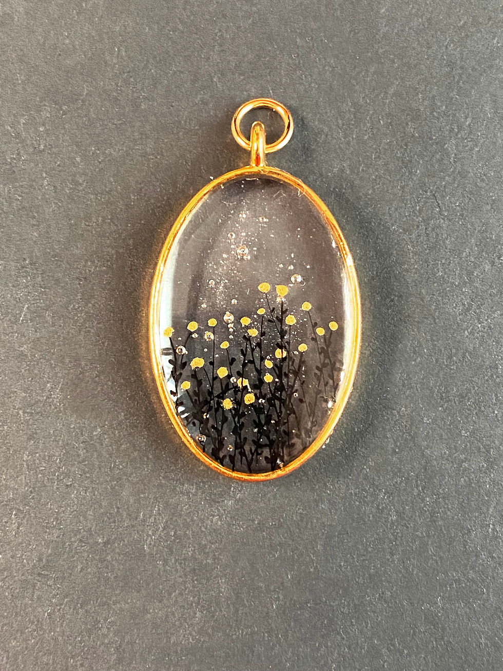 Miniature : Pendentif oval doré avec centre transparent, fait à la main en résine, décor peint de petites fleurs dorées