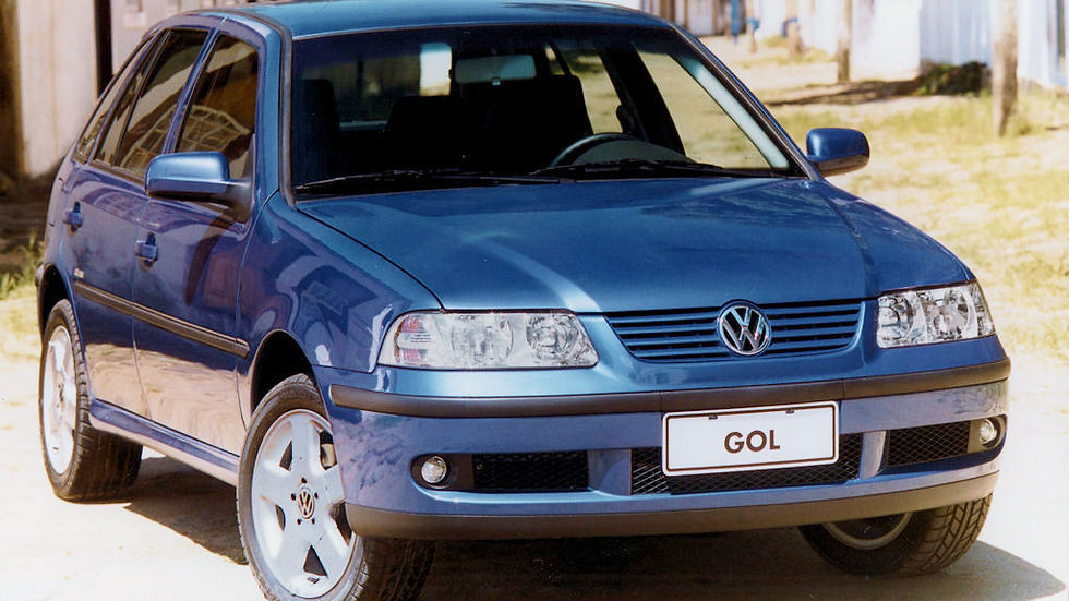 Carro Volkswagen Gol azul estacionado na rua, vista frontal, com a placa GOL.