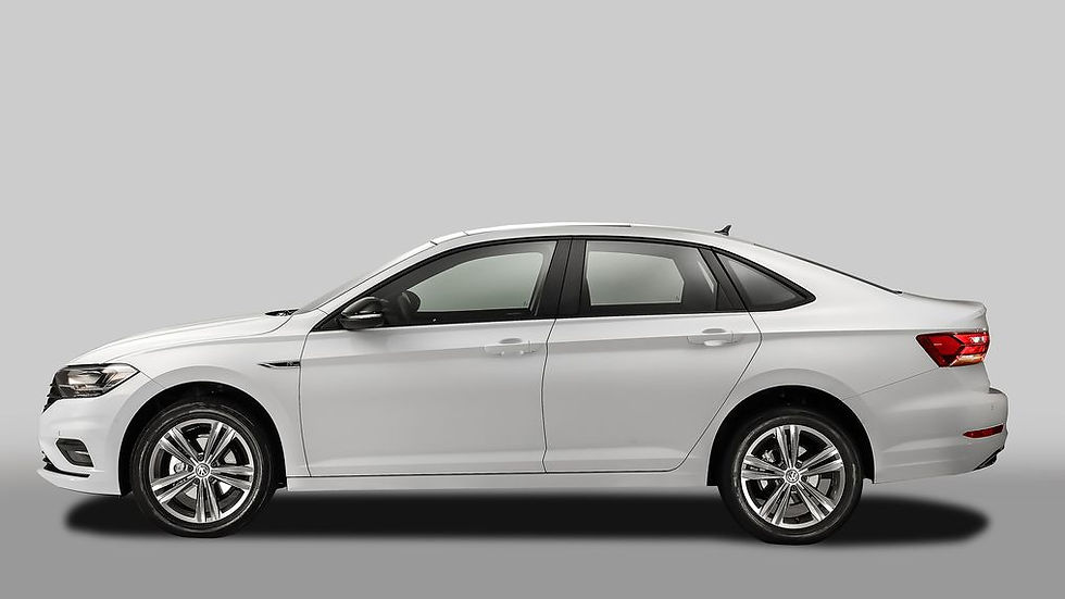 Sedã branco em perfil sobre fundo cinza de estúdio, com rodas cromadas e aparência limpa e moderna. Como avaliar um carro usado o guia completo.