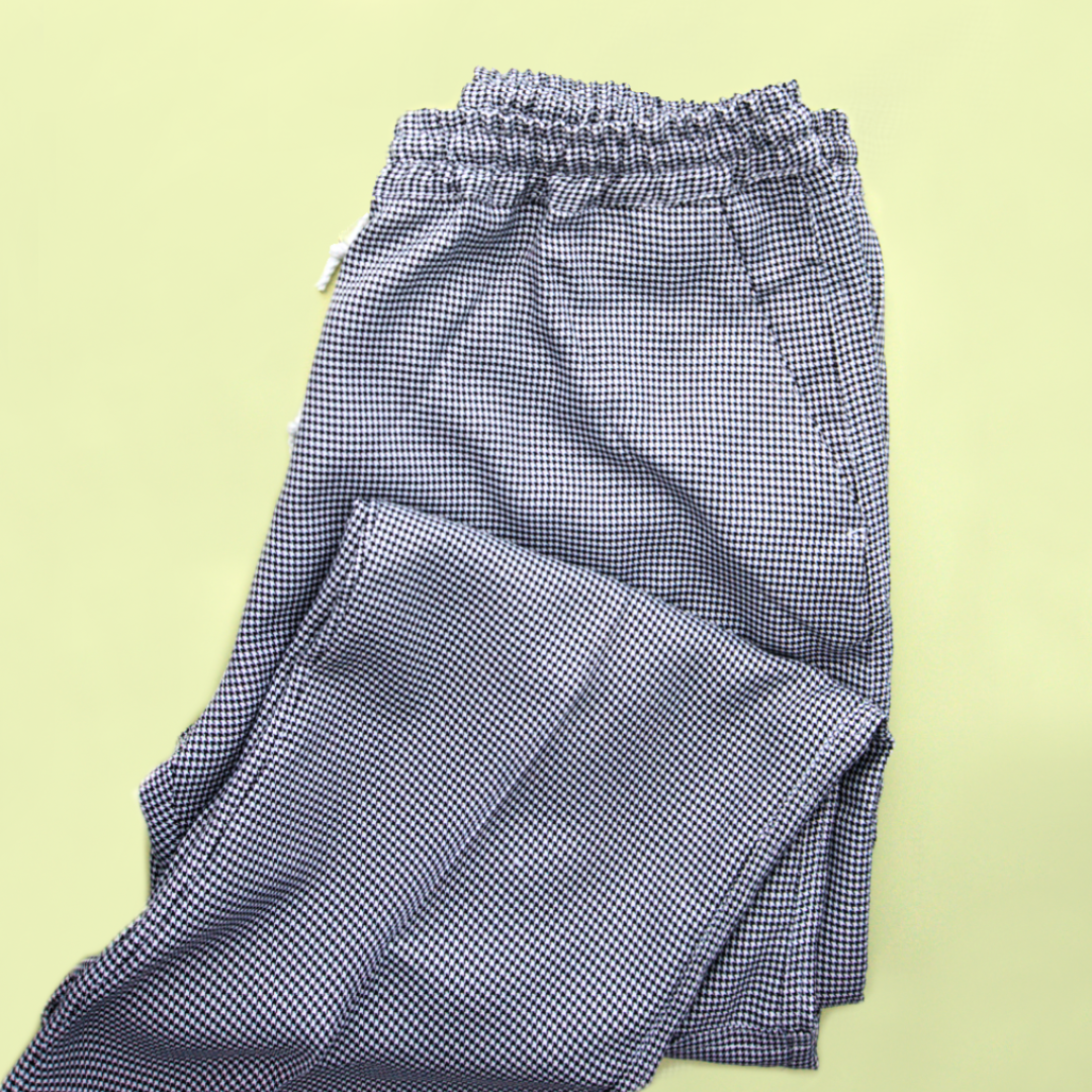 Pantalón Pie de Poul sobre fondo verde claro