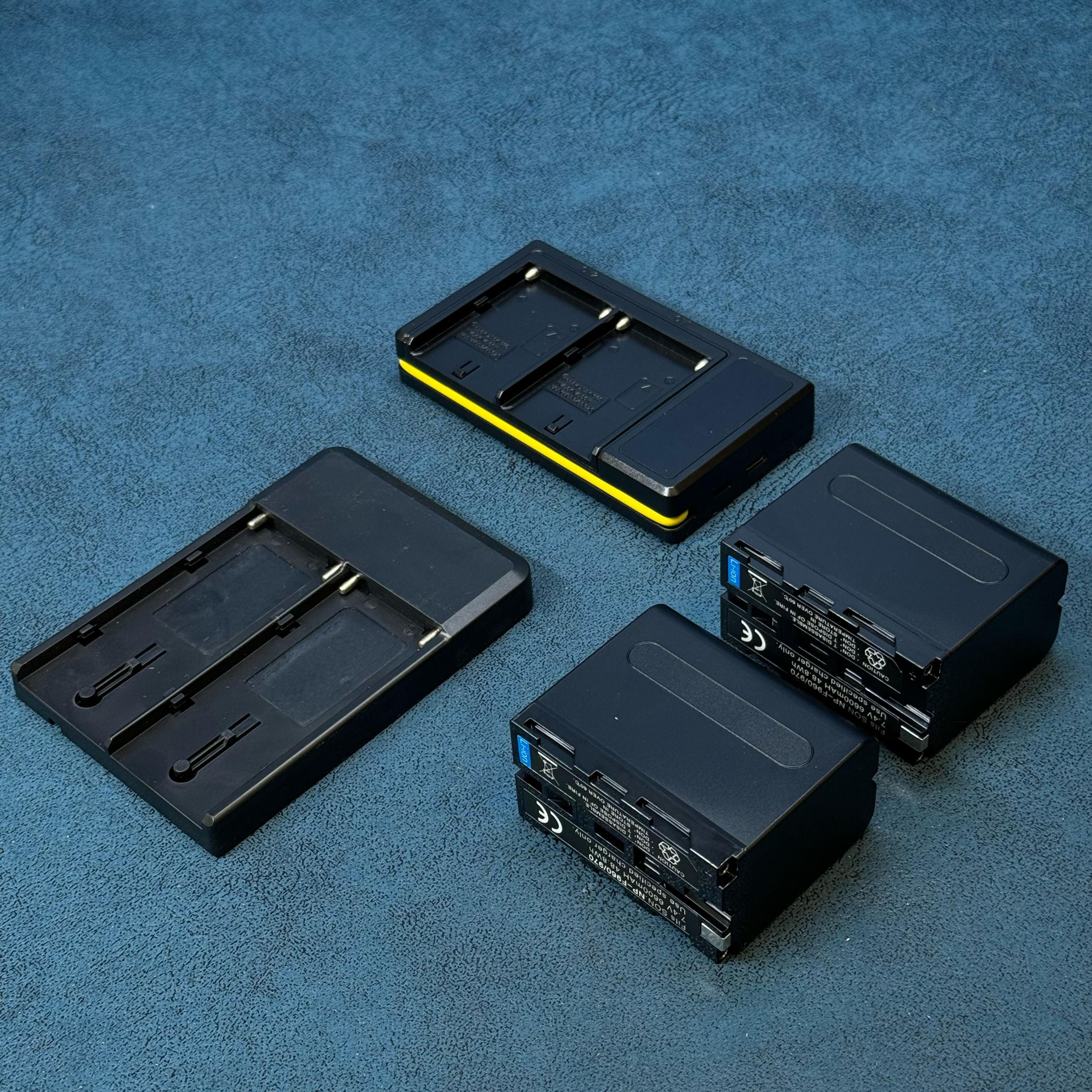 GVM 2 baterías NP-F970 con cargador dual y adaptador de montaje en V