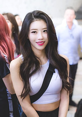 siyeon1_edited.jpg