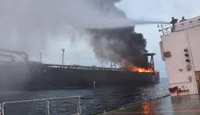 Oceano Índico: Navio petroleiro em chamas