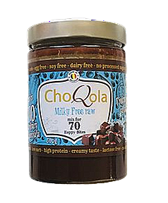 Thumbnail: Pot ChoQola Milky Free Raw chocoladepasta omringd door hart-, bloem- en vierkante chocolaatjes op een lichte achtergrond.