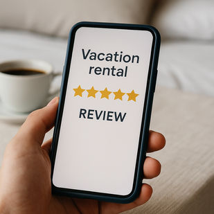 Hand die een smartphone vasthoudt met daarop een 5-sterren review voor een vakantiewoning; ideaal beeld voor het benadrukken van gasttevredenheid en positieve beoordelingen.