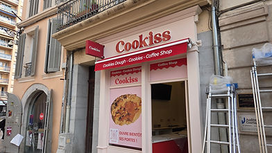 Devanture rose de la boutique Cookiss à Toulon.