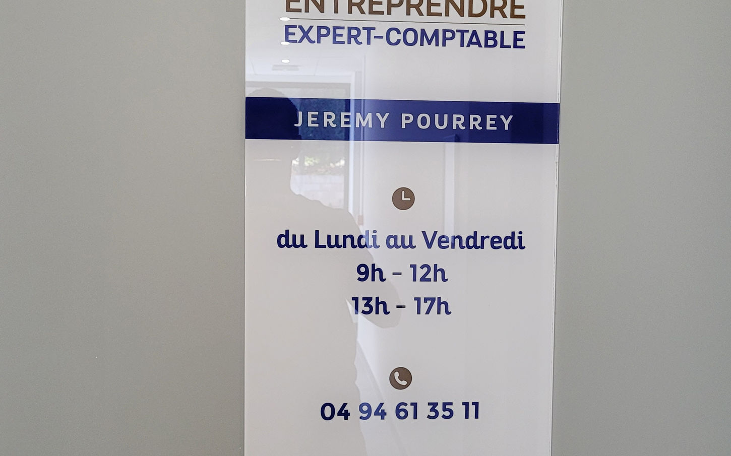 Plaque de cabinet d'expert-comptable sur une porte.