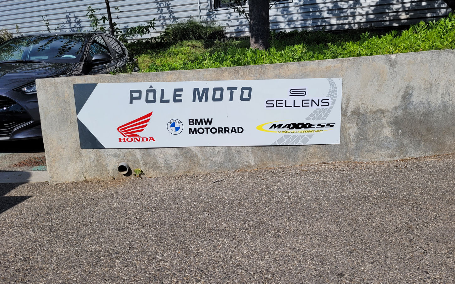Enseigne Pôle Moto avec logos Honda et BMW Motorrad.