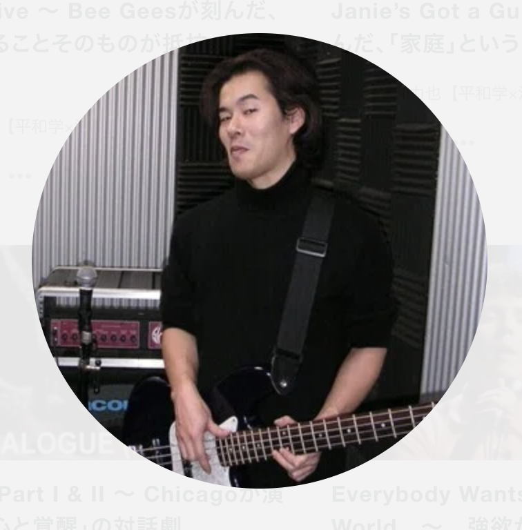 スタジオでベースを持つ足立力也