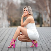 girl posing for her graduation pictures at bates college