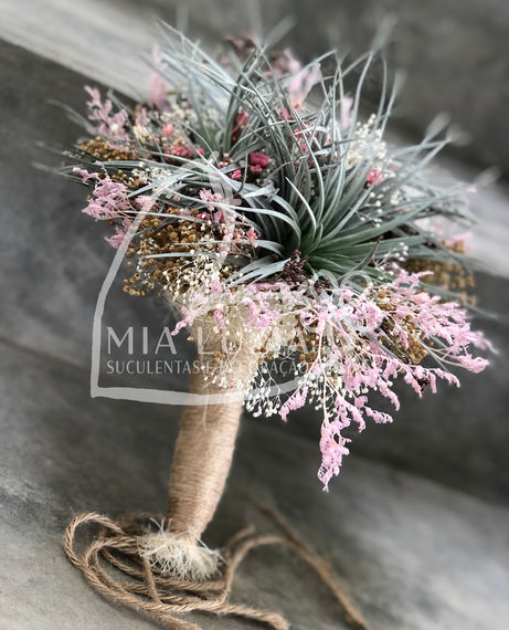COMPLEMENTOS PARA CASAMENTO, BATIZADO, COMUNHÃO, ANIVERSÁRIO, CHÁ DE BEBÉ, OFERTA DE EMPRESAS E EVENTOS, BODAS DE CASAMENTO, CRISMA E MAIS...
Bouquet de noiva com flores secas e plantas naturais — cada ramo é cuidadosamente personalizado para refletir o gosto do cliente e feito de acordo com seu orçamento. Estas criações únicas não apenas embelezam o seu grande dia, mas também oferecem uma lembrança eterna que perdura além da celebração.