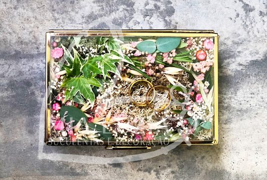 COMPLEMENTOS PARA CASAMENTO, BATIZADO, COMUNHÃO, ANIVERSÁRIO, CHÁ DE BEBÉ, OFERTA DE EMPRESAS E EVENTOS, BODAS DE CASAMENTO, CRISMA E MAIS...
Porta alianças em caixa de vidro, decorado com flores secas e plantas naturais cuidadosamente escolhidas, cada uma carregando um significado especial, celebrando a beleza e a essência do amor.