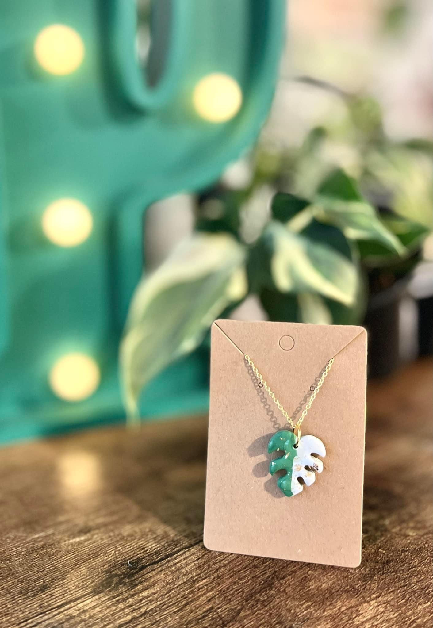 Monstera Albo Necklace 