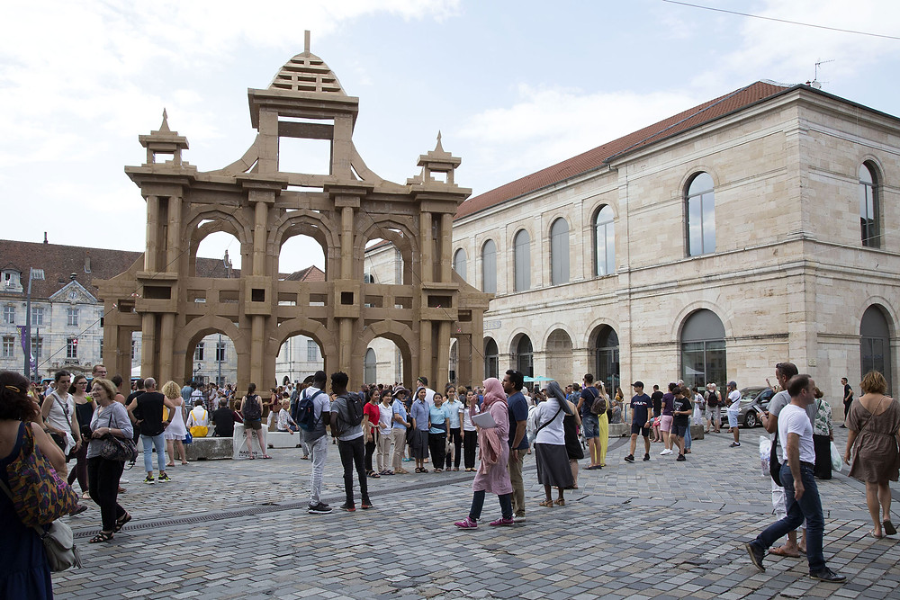 Construction monumentale participative en cartons – Olivier Grosstête, juillet 2018, Bien Urbain 8 Crédits photo : Élisa Murcia-Artengo