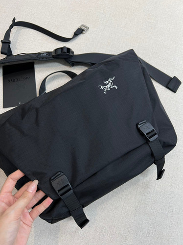 ARC'TERYX GRANVILLE 10 COURIER BAG BLACK | commmercat.store