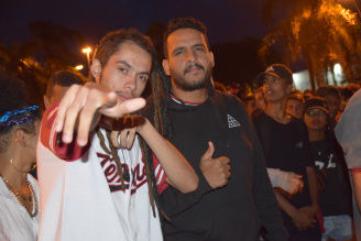 Foto por Bárbara Aparecida/ O da direita Carlos Roberto, em sua primeira noite no Relógio ele ganhou a batalha.