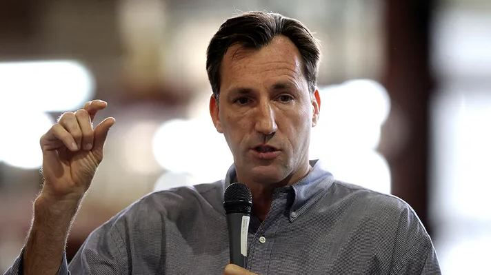 Former Portland Trail Blazers center Chris Dudley speaks during Oregon governor campaign event