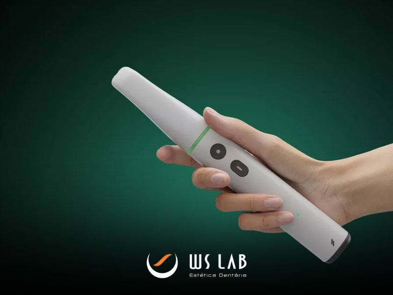 scanner intraoral Straumann SIRIOS X3, com uma mão segurando ele mostrando apenas punho e mão, vindo da direita pra esquerda, no fundo um gradiente de verde com preto.
