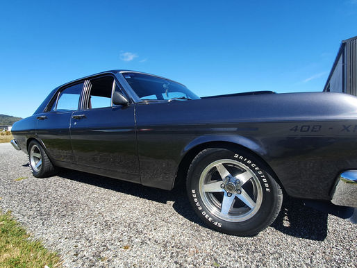 Vehicle Pin Stripping on Classic Ford