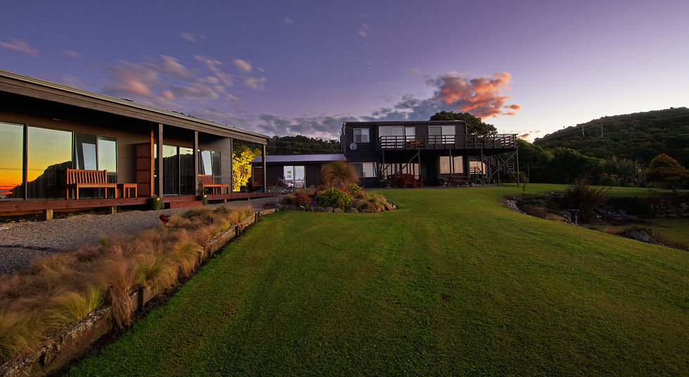 17 purple skies reflecting in windows breakers boutique accommodation_edited.jpg