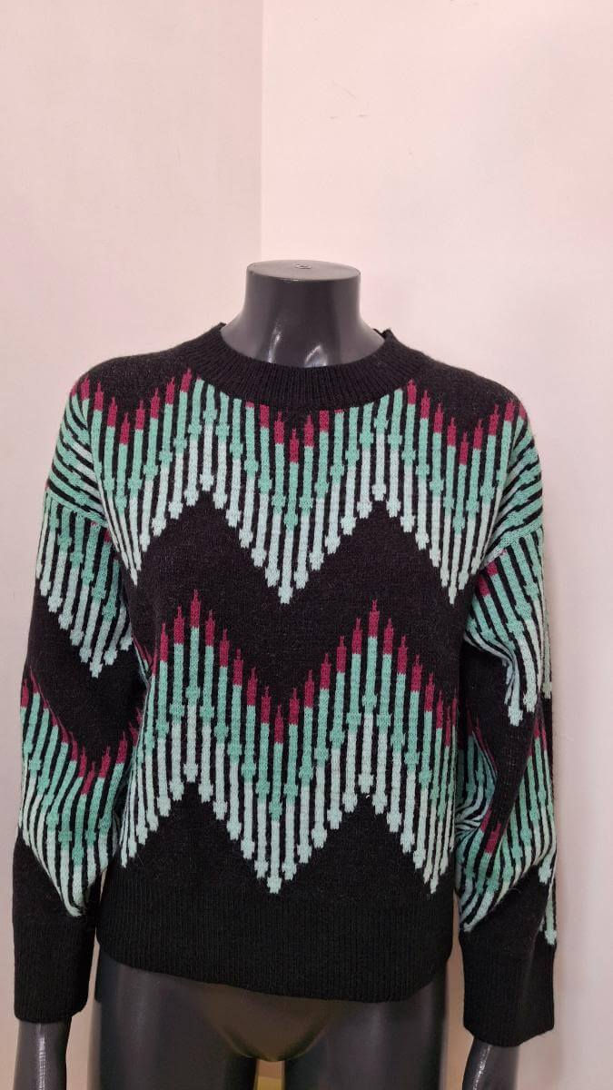 Maglia nera con motivo a zig-zag verde e rosso su manichino, Maglia Squid