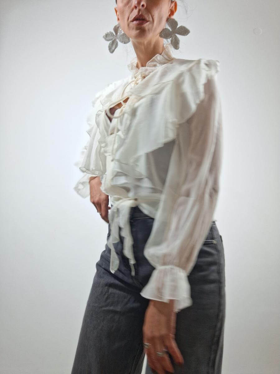 Miniatura: Donna con camicetta bianca. Slip on nappine, posa, sfondo bianco, moda.