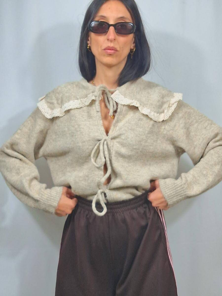 Donna con maglione beige e gonna marrone, sfondo neutro con Pantalone Ada.