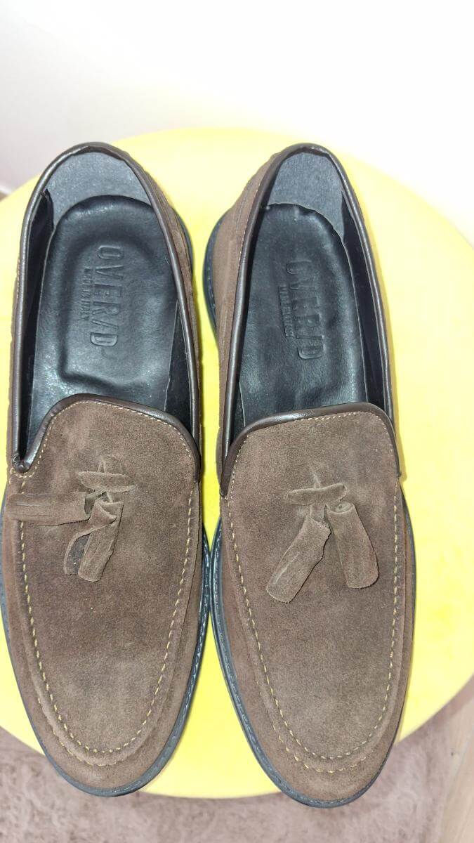 Miniatura: Coppia di scarpe marroni in pelle con nappe e scritta 