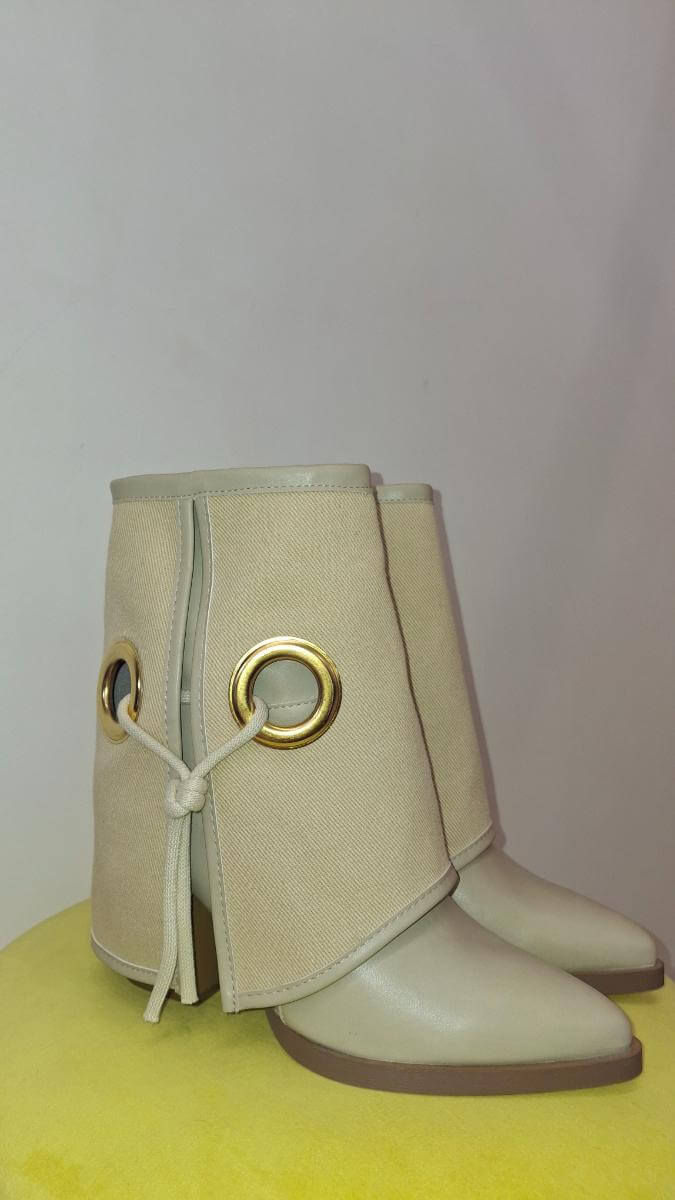 Stivali beige con dettagli dorati, slip on nappine, eleganti e alla moda.