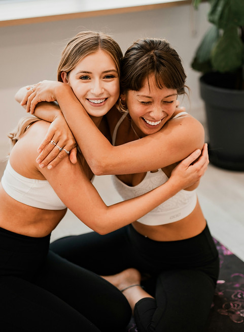calin-femmes-salle-yoga