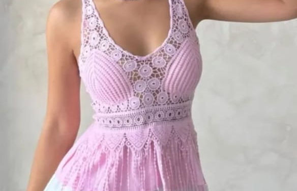 Pembe dantelli fırfırlı bluz