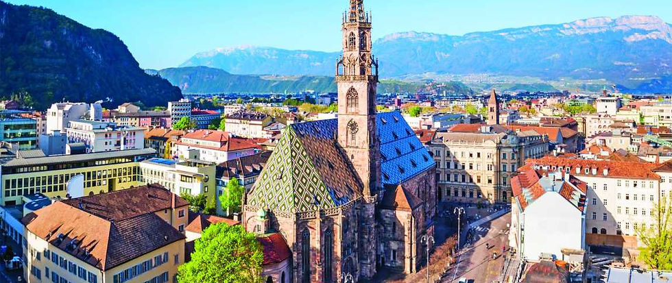 Un viaggio nel cuore dell'Alto Adige per scoprire la bellezza delle Dolomiti, la cultura trilingue del territorio e le affascinanti tradizioni di montagna. Un'esperienza che unisce natura, storia, paesaggio e confronto tra sistemi scolastici e culturali differenti.
1° GIORNO – ARRIVO A BOLZANO
Partenza in treno Alta Velocità e arrivo a Bolzano nel pomeriggio. Visita guidata del centro storico per un primo contatto con la cultura altoatesina. Sistemazione in hotel, cena e pernottamento.
2° GIORNO – NATURA E TRADIZIONI TRA BOLZANO E IL RENON
Colazione in hotel. Mattinata dedicata alla visita guidata con passeggiata lungo i Prati del Talvera e visita a Castel Roncolo, noto per i suoi affreschi medievali. Pausa pranzo al sacco nei giardini del Talvera. Nel pomeriggio, salita in funivia a Soprabolzano e trasferimento sul trenino storico del Renon fino a Collalbo. Passeggiata in autonomia nel paesino. Rientro a Bolzano, tempo libero, cena e pernottamento.
3° GIORNO – VAL GARDENA E CULTURA LADINA
Partenza in autobus per la Val Gardena, passeggiata panoramica da Selva a Santa Cristina. Trasferimento a Ortisei e visita del centro, con approfondimento sul modello scolastico multilingue. Pausa pranzo al sacco. Facoltativa salita in cabinovia all'Alpe di Siusi (non inclusa). Rientro con possibile sosta a Chiusa o Merano. Cena e pernottamento.
4° GIORNO – RIENTRO
Colazione, trasferimento alla stazione e partenza in treno. Arrivo previsto in serata.
Il viaggio comprende: biglietto treno A/R per Bolzano; 3 notti in hotel 3*** in HB; guest card per funivia, trenino storico e mezzi pubblici locali; visite guidate come da programma.