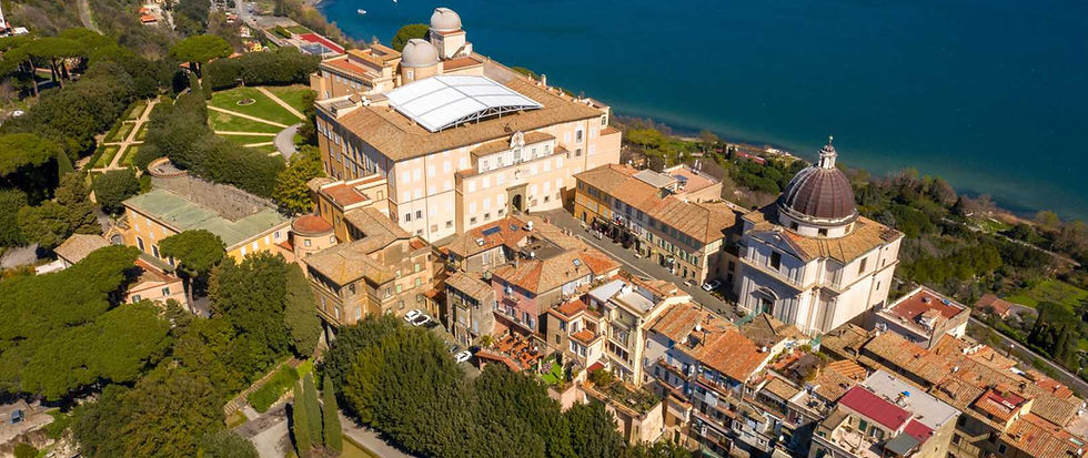 Un itinerario tra giardini incantati, borghi medievali e siti di interesse scientifico, alla scoperta della ricchezza storica e naturalistica dei Castelli Romani e dei dintorni. Dal suggestivo Giardino di Ninfa all'imponente Castello Caetani di Sermoneta, passando per Castel Gandolfo e l'Osservatorio Geodinamico di Rocca di Papa, fino alla Tenuta Presidenziale di Castel Porziano e le sue aree naturalistiche.
1° GIORNO – GIARDINO DI NINFA E SERMONETA
Partenza in mattinata in pullman e arrivo al Giardino di Ninfa. Visita guidata al celebre giardino botanico, considerato uno dei più belli d'Europa, tra rovine medievali e vegetazione rigogliosa. Pausa pranzo al sacco in area attrezzata o presso agriturismo locale. Nel primo pomeriggio trasferimento a Sermoneta. Visita guidata del Castello Caetani e breve tour del borgo medievale. Trasferimento in hotel, sistemazione nelle camere, cena e pernottamento.
2° GIORNO – CASTEL GANDOLFO E ROCCA DI PAPA
Dopo la colazione, partenza per Castel Gandolfo. Visita guidata agli Appartamenti Papali e ai Giardini Barberini, con splendida vista sul Lago Albano. Pausa pranzo al sacco nei pressi del Belvedere o in trattoria locale. Nel pomeriggio trasferimento a Rocca di Papa. Visita al Museo Geofisico, situato nell'Osservatorio Geodinamico, con percorsi scientifici e interattivi. Rientro in hotel, cena e pernottamento.
3° GIORNO – CASTEL PORZIANO E MOMENTO RICREATIVO
Colazione in hotel e partenza per la Tenuta Presidenziale di Castel Porziano. Visita guidata alla riserva naturale, una delle residenze ufficiali del Presidente della Repubblica, immersa nella macchia mediterranea. Pausa pranzo al sacco. Nel primo pomeriggio, breve passeggiata al mare o attività ricreativa. A seguire, partenza per il viaggio di rientro. Arrivo previsto nel tardo pomeriggio.
Il viaggio comprende: 2 notti in hotel 3*** con trattamento in FBC; visite guidate e ingressi come da programma; trasferimento in pullman GT.