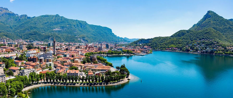 Un viaggio d’istruzione alla scoperta di alcune delle città più affascinanti della Lombardia, tra storia, arte e letteratura. Un itinerario sulle tracce di Alessandro Manzoni, attraverso importanti monumenti, musei e luoghi legati al patrimonio culturale del territorio.
1° GIORNO – ARRIVO A MILANO
Partenza in pullman GT nelle prime ore del mattino, con soste libere lungo il percorso. Arrivo a Milano nel tardo pomeriggio, sistemazione in hotel, cena e pernottamento.
2° GIORNO – COMO E LECCO
Prima colazione e partenza per Como. Visita guidata del centro storico, con la Cattedrale, le principali piazze e i luoghi più caratteristici. Dopo il pranzo al sacco, trasferimento a Lecco per un itinerario dedicato ai luoghi manzoniani: Villa Manzoni, Pescarenico e il Ponte Azzone Visconti, legati a I Promessi Sposi. Rientro in hotel, cena e pernottamento.
3° GIORNO – MILANO
Prima colazione e partenza per Milano. Visita del Museo Manzoniano, con documenti e testimonianze sulla vita e l’opera dello scrittore. Dopo il pranzo al sacco, visita guidata del centro storico di Milano, alla scoperta dei suoi principali monumenti e luoghi simbolo. Rientro in hotel, cena e pernottamento.
4° GIORNO – MONZA E MILANO
Prima colazione e partenza per Monza. Visita guidata del centro storico, con ingresso al Duomo e al Museo del Tesoro, custode della Cappella di Teodolinda e di importanti opere d’arte. Dopo il pranzo al sacco, rientro a Milano e visita guidata del Duomo, capolavoro dell’architettura gotica e simbolo della città. Rientro in hotel, cena e pernottamento.
5° GIORNO – PARTENZA E RIENTRO
Prima colazione, sistemazione dei bagagli e partenza per il viaggio di rientro, con soste libere lungo il percorso. Arrivo in serata nei luoghi di provenienza
Il Viaggio comprende: viaggio in pullman GT, sistemazione in hotel con trattamento di HB.