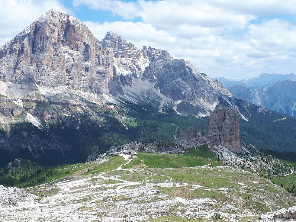 Vue sur le magnifique paysage autour des Cinque Torri dans les Dolomites en Italie