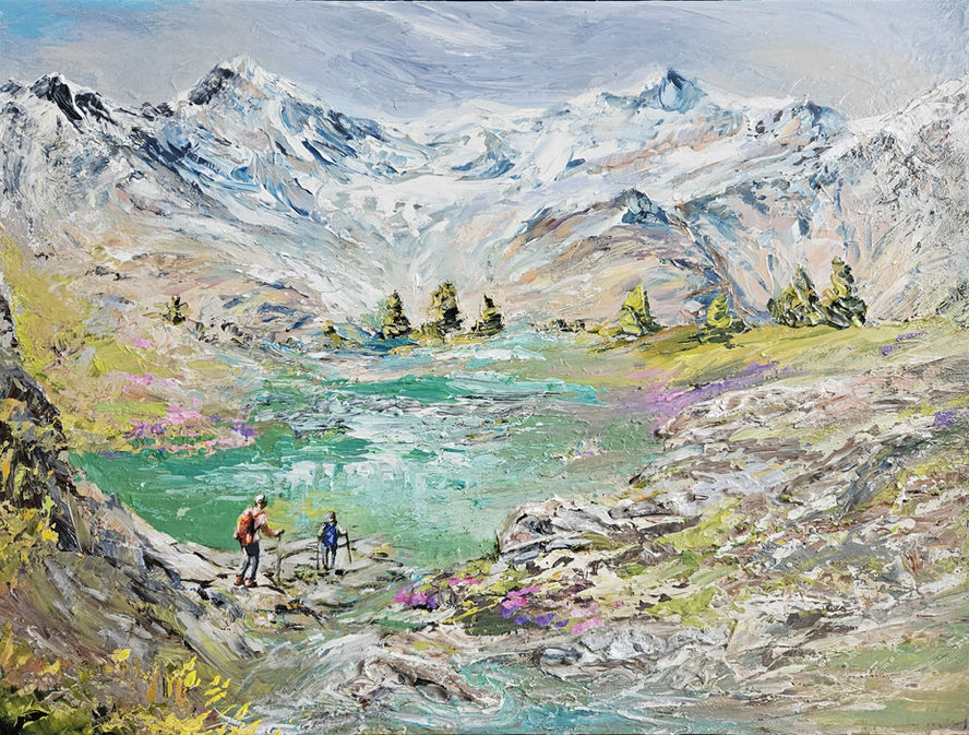 Couple de randonneurs marchant dans un lumineux paysage de hautes montagnes dans les alpes suisses.