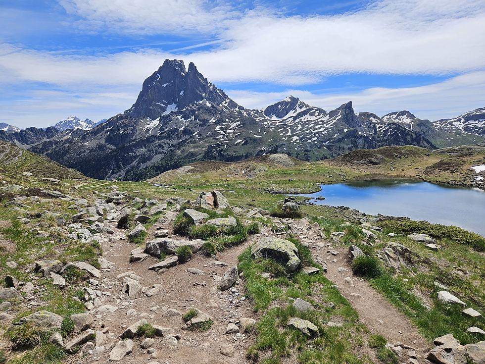 Magnifique vue du paysage est du Lac Miey dans les Pyrénées Françaises