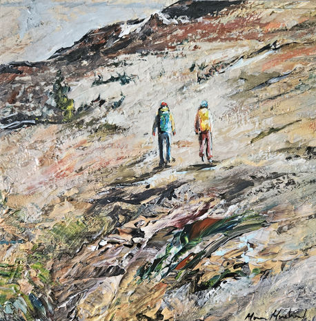 Couple de randonneurs marchant dans un décor minéral