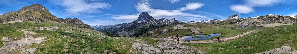 Prise de vue panoramique de lac Miey et des montagnes environnantes dans les Pyrénées Françaises