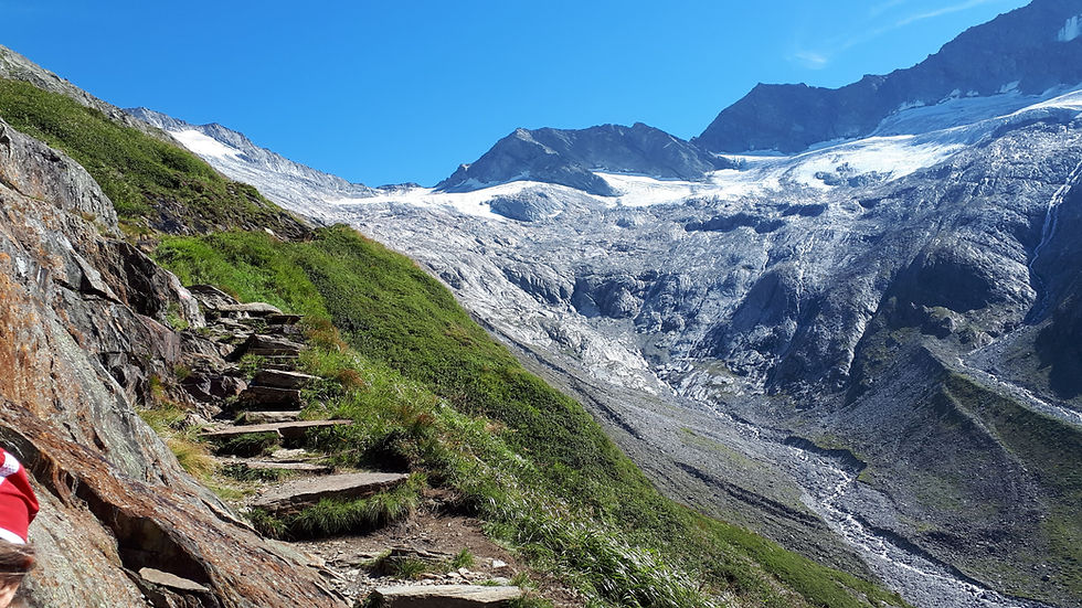 Vue sue un énorme glacier pendant la montée vers le refuge Furtschaglhaus en Autriche.