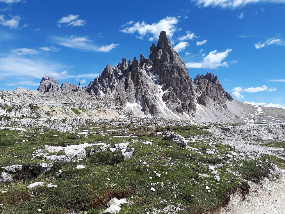 Magnifique montagne par une journée ensoleillée