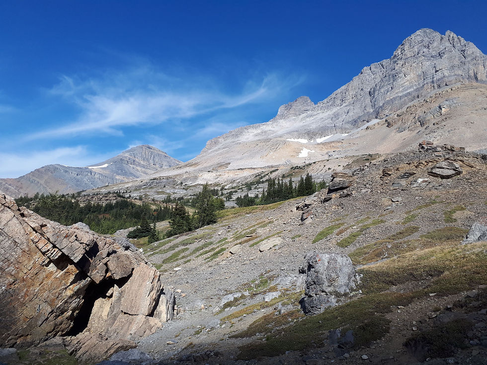 Magnifique paysage rocailleux de hautes montagnes en direction du lac Ptarmigan en Alberta
