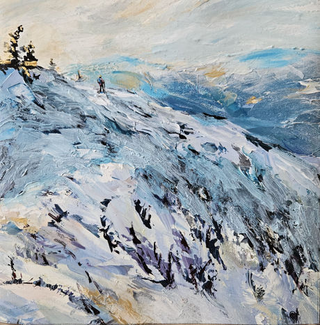 Randonneur marchant dans un magnifique décor d'hiver