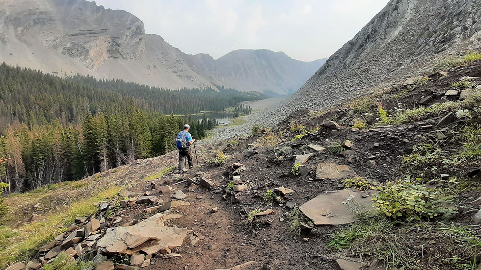 Randonneur en direction du premier des 4 lacs Pickeljar près de Kananaskis en Alberta