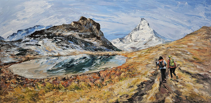 Couple de randonneur contournant un magnifique lac de montagne reflétant le paysage environnant dans les alpes suisses