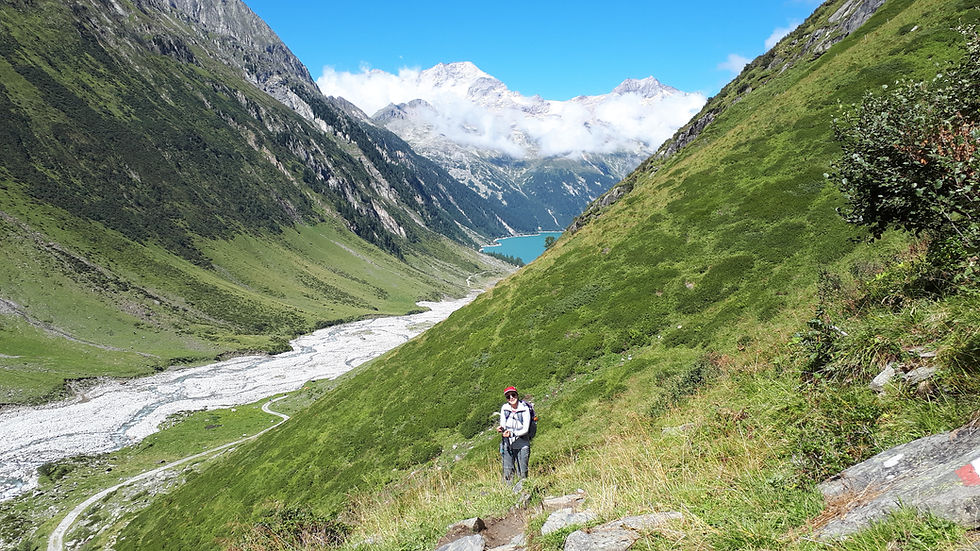 Randonneuse prenant une pause pendant la montée vers le refuge Furtschaglhaus en Autriche.