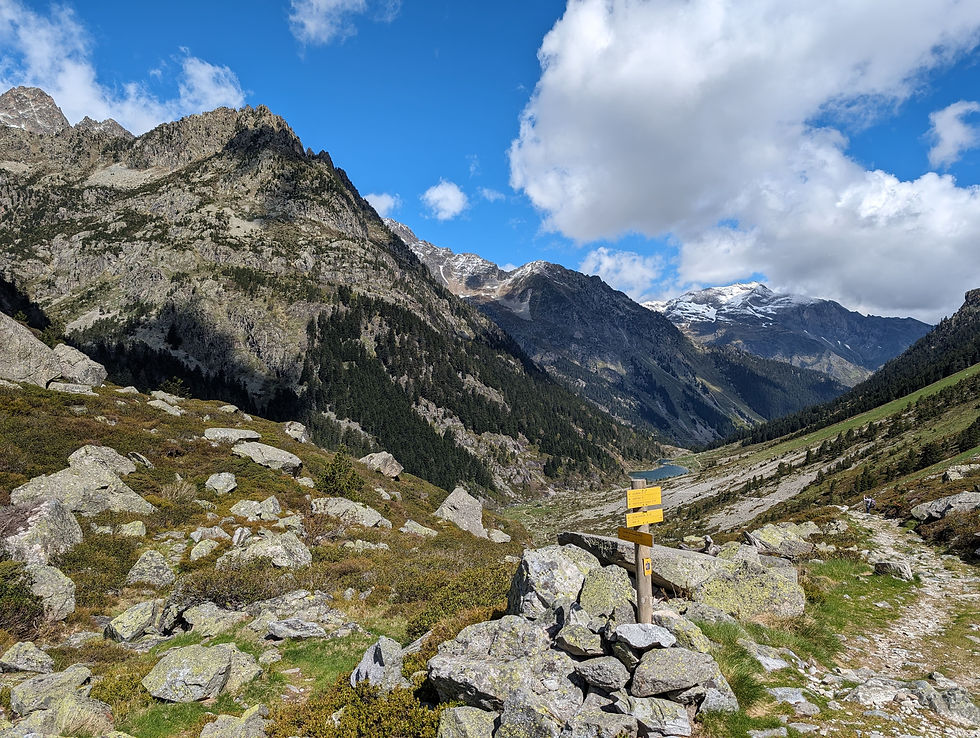 Superbe vue du Lac de Suyen depuis le début du Plateau de Labassa en France