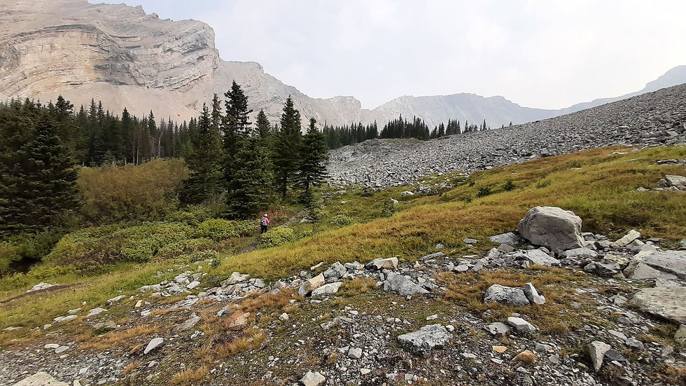Manon Marchand dans le décor magnifique des Pickeljar lakes en Alberta