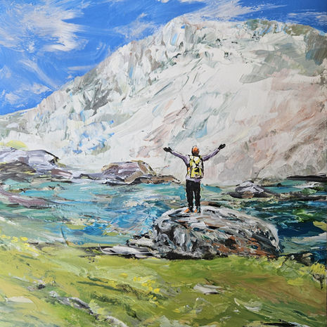Randonneuse admirant le paysage au bord d'une rivière.