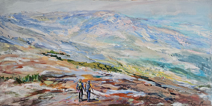 Couple de randonneurs au sommet d'une montagne admirant les couleurs d'automne